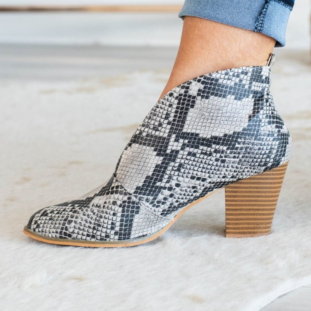 ๐ฅ๐ฅ FRONT DEEP VCUT SNAKE BLOCK HEEL BOOTIES ๐ฅ๐ฅ - Picture 3 of 4